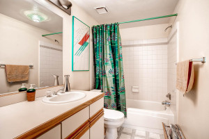 1271 Monaco Pkwy Denver CO-large-014-15-Bathroom-1498x1000-72dpi