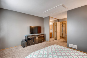1811squebecway190com-large-015-16-2nd bedroom-1500x1000-72dpi