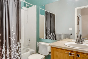 5616 S sicily ct Aurora CO-large-019-16-Bathroom-1500x1000-72dpi
