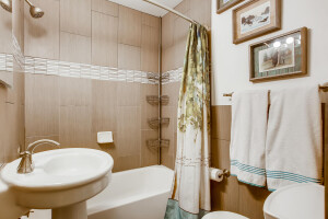 901 Fairfax Street Unit 5-large-008-018-Master Bathroom-1500x1000-72dpi