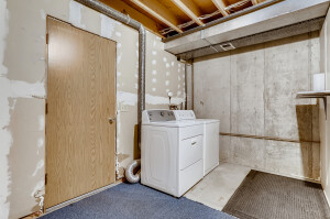30-Lower-Level-Laundry-Room